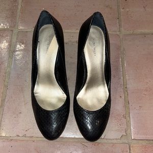 Nine West size 9 black heels snakeskin print